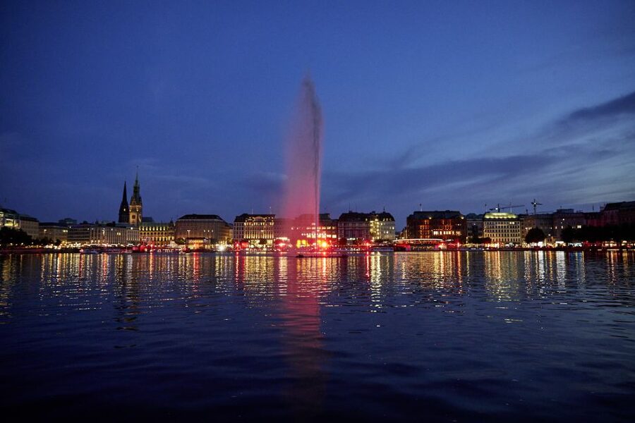 Hamburg: Twilight cruise - Twilight on the Alster, when Hamburg turns extra photogenic
