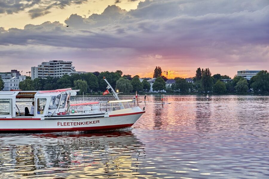 Hamburg: Twilight cruise - The view between Jungfernstieg and Harvestehude is the whole point