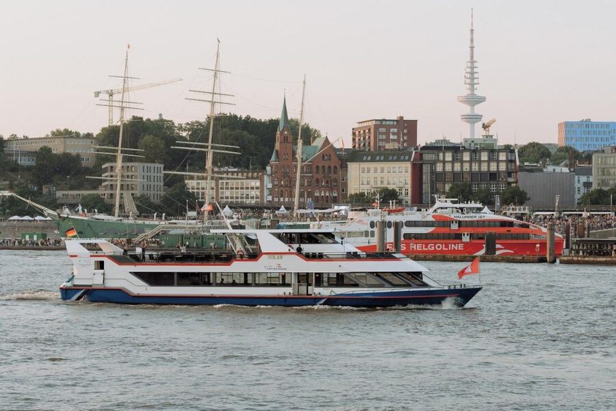 Hamburgs Highlights: Harbor Cruise & Reeperbahn Walking Tour - Price and value: how $40 adds up with a cruise, a walk, and drinks