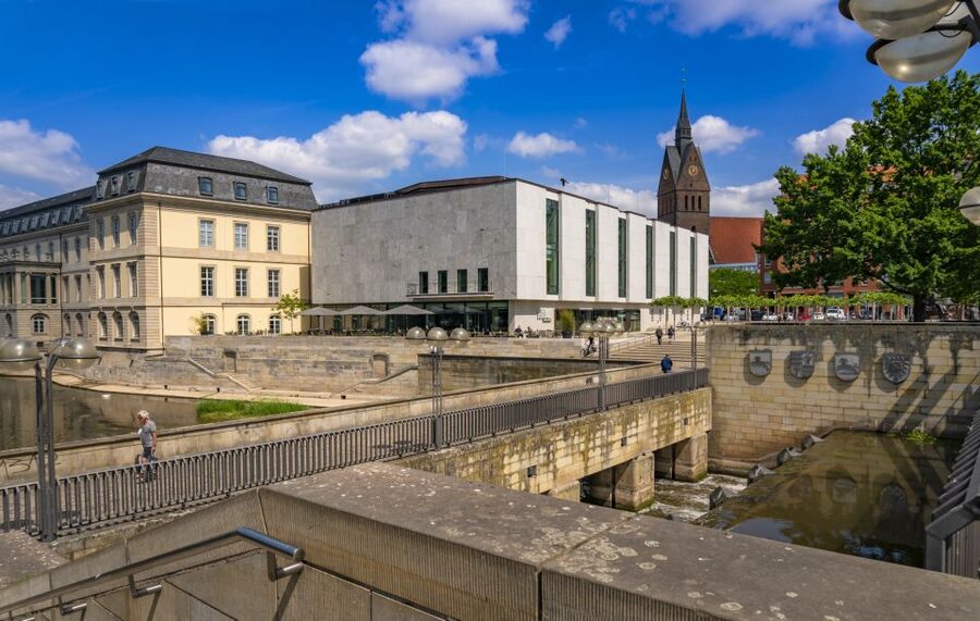 Hannover: Culinary Walking Tour Old Town - Guide experience in German, plus what to look for in the storytelling