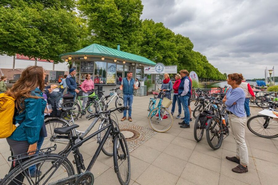 Hannover: Guided Bike Tour for Foodies with Tastings - Quick take on this Hannover bike and tasting tour