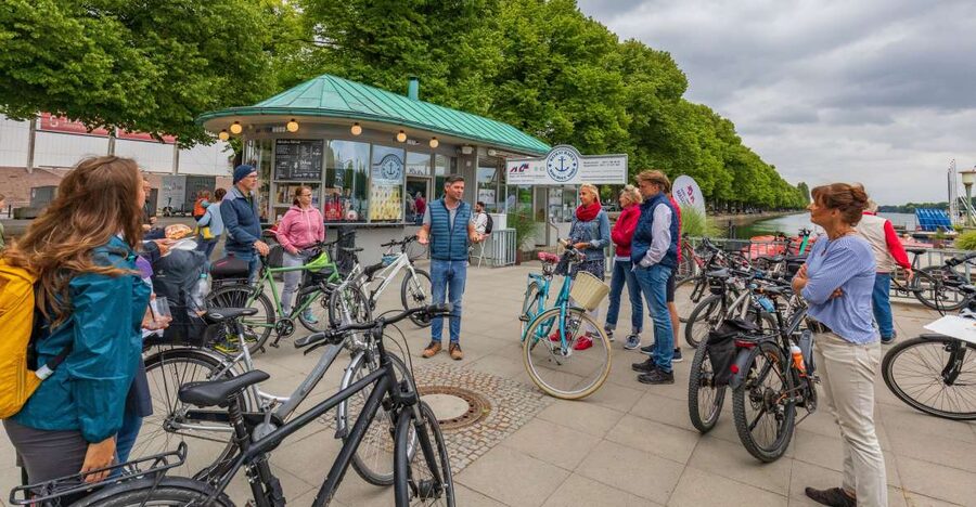 Hannover: Guided Bike Tour for Foodies with Tastings - Riding Hannover the foodie way, from Ernst-August-Platz to the parks