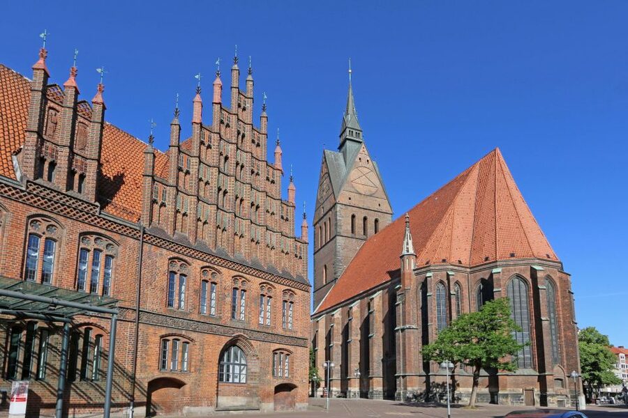 Hannover: Guided City Walk - The New Town Hall Stop: A Big Signature in the Middle of the Story