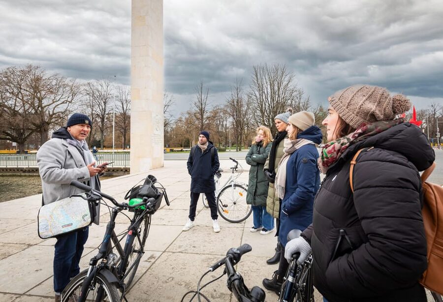 Hanover: Crime Tour by Bike - Maschsee: Where Pretty Views Meet Troubling Details