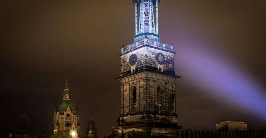 Hanover: Flashlight Guided Walking Tour at Night - Meeting in Front of New Town Hall, Then Turning on Your Flashlight