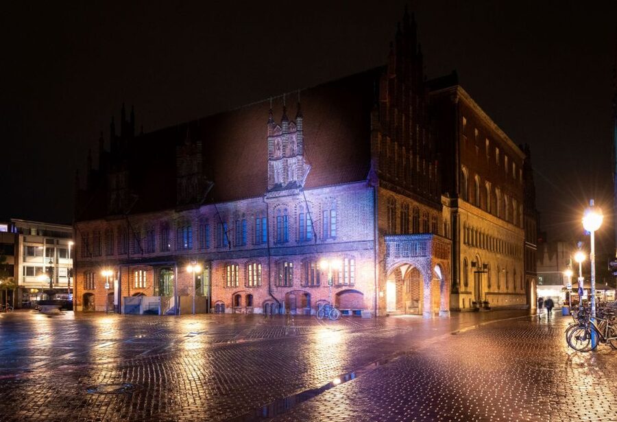 Hanover: Flashlight Guided Walking Tour at Night - Leineschloss and the State Parliament, Lit Up From the Leine River Side
