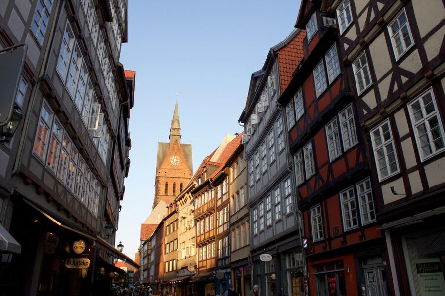 Hanover: Night tour with night watchman Melchior - Nightwatchman Melchior Turns Hanover Into a Stage