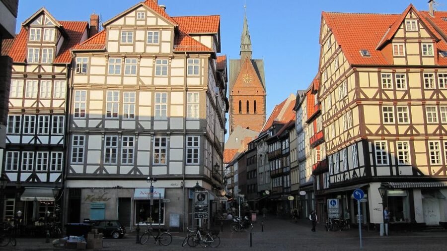 Hanover: Old Town Historical Walking Tour by Geo Epoche - The big storyline: Am hoch Ufer to kings and chancellors