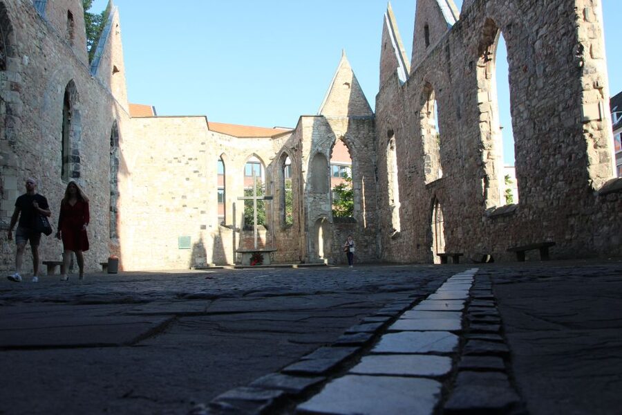 Hanover: Old Town Historical Walking Tour by Geo Epoche - Market Church and the pentagram on its western tower