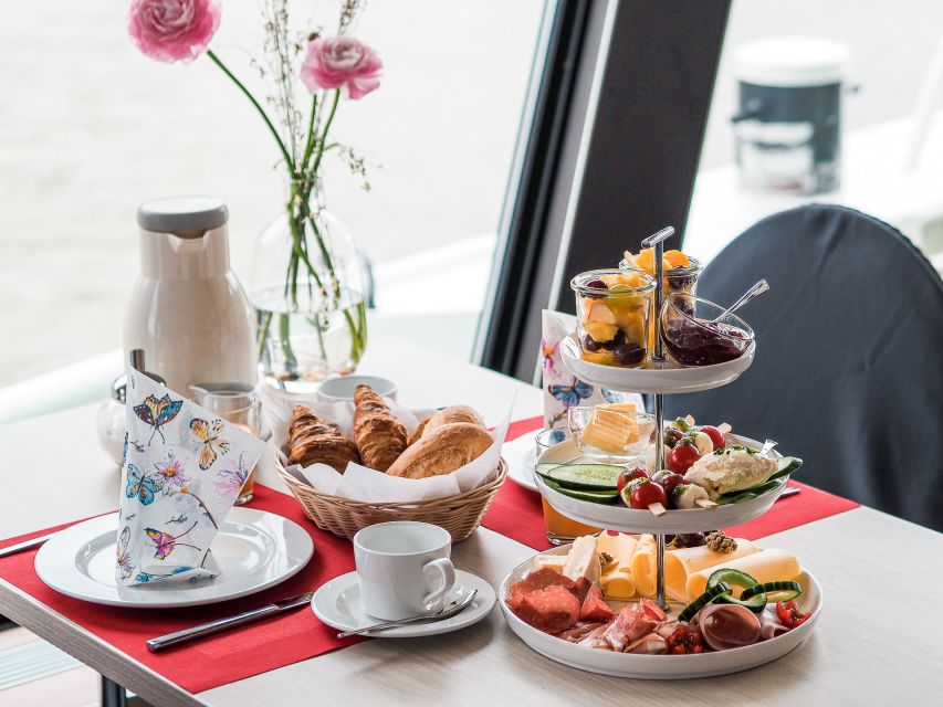 Heidelberg: Breakfast boat cruise - Modern comfort matters: heating, air conditioning, and rain-proof plans