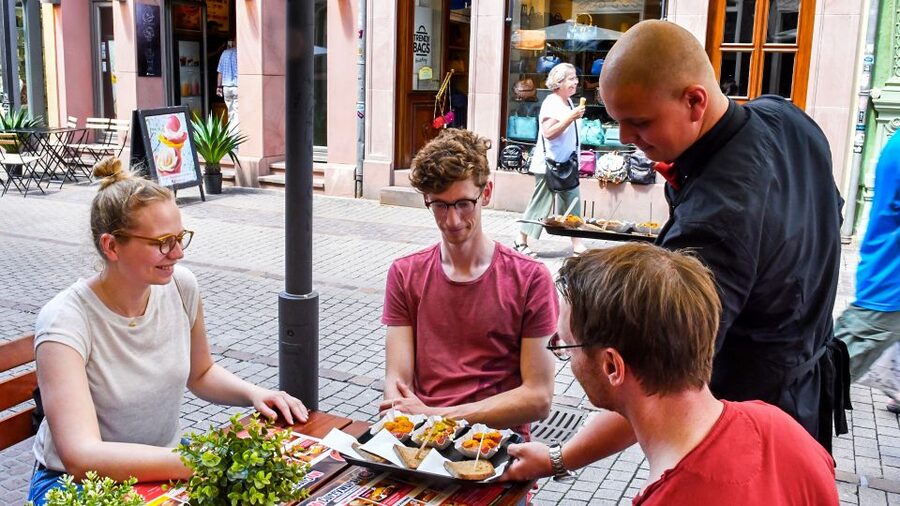 Heidelberg: Culinary city tour with delicious samples - Chocolates and long-established cafés, plus the sweet strategy