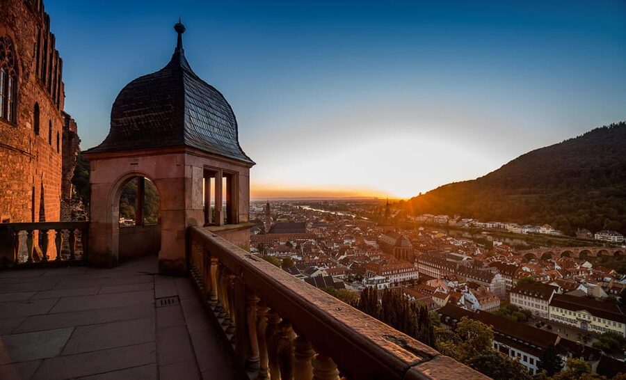 Heidelberg: Heidelberg Castle Garden & Outside Private Tour - The courtyard: the best views come quickly
