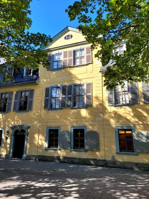 Historical tour of Weimar, Goethe's city in French - First Stop: Maison de Goethe and the Theaterplatz Meeting Rhythm