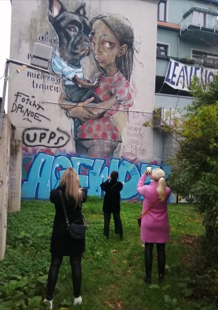 Köln Ehrenfeld: Street Art und Graffiti Tour Walls of Wonder - Walking comfort, small groups, and the rain plan