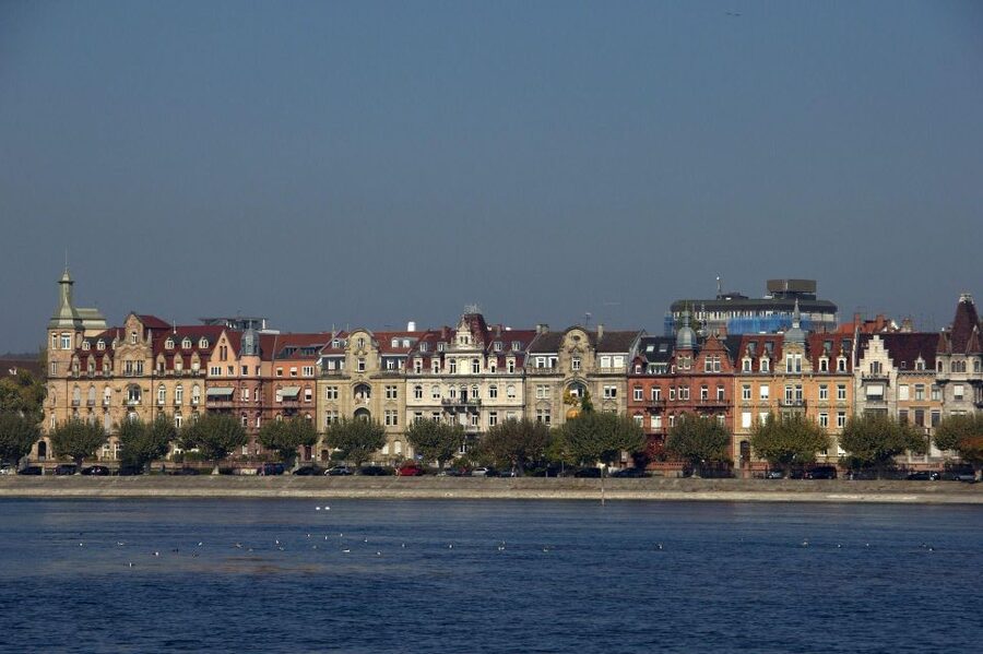 Konstanz: Private Guided Walking Tour - Stephanskirche glass paintings and a square with a hard past