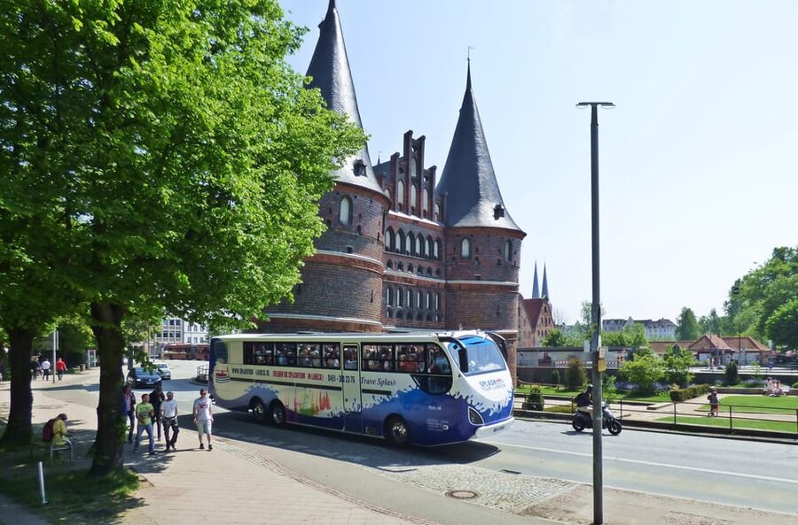 Lübeck: 1-Hour Splash Bus City Tour - Captain Commentary in German: Personal Stories Plus History You Can Use