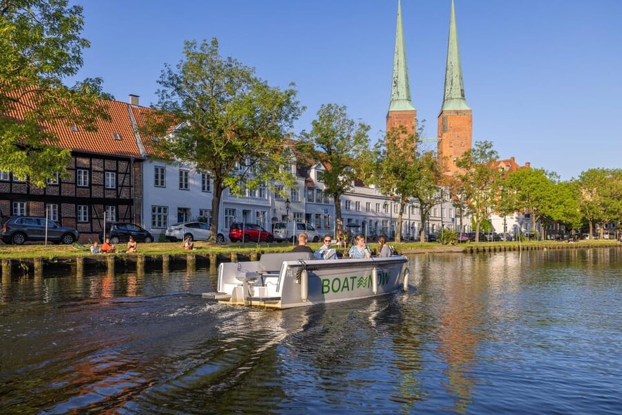 Lübeck: Electric Boat Rental - without driving licence - Key things that make this Lübeck electric boat rental work