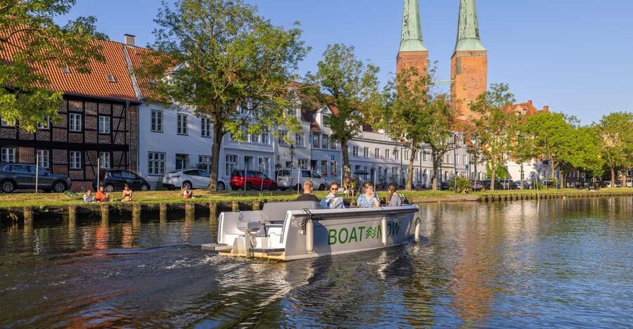Lübeck: Electric Boat Rental - without driving licence - Who this Lübeck electric boat rental suits best