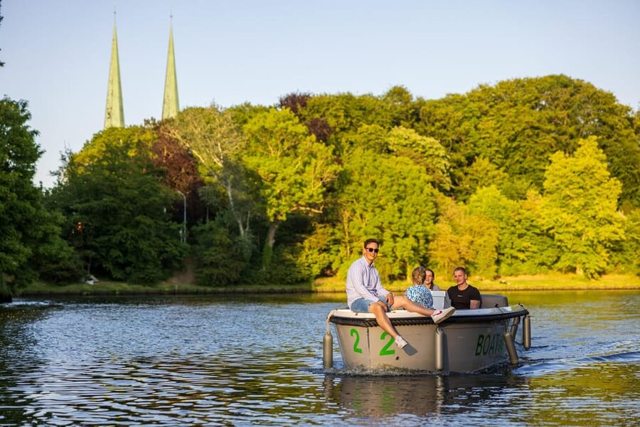 Lübeck: Electric Boat Rental - without driving licence - Onboard comfort for groups of up to 6
