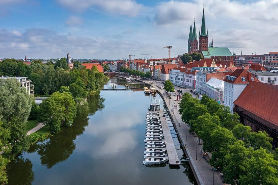 Lübeck: Electric Boat Rental - without driving licence - Price and value: paying $57 per group for 1 to 3 hours