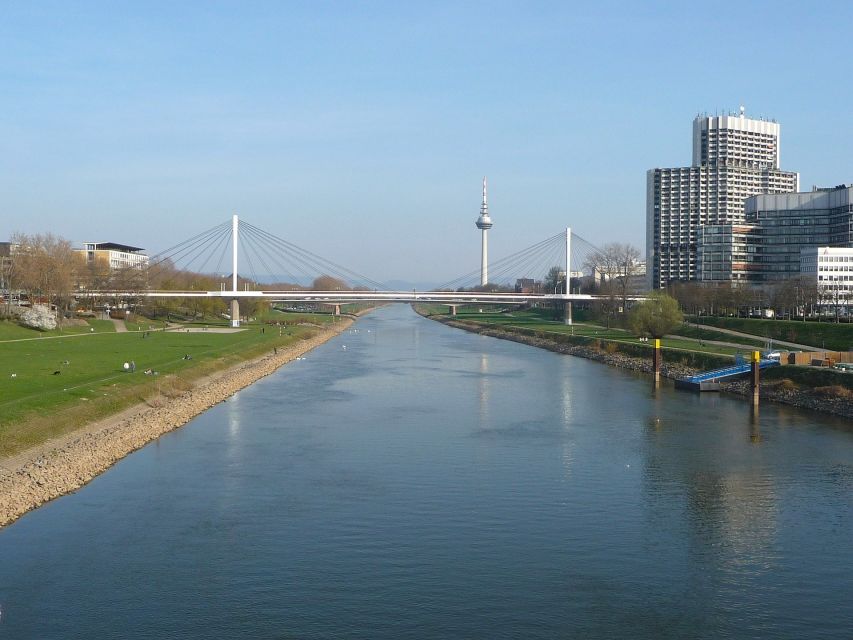 Mannheim: Express Walk with a Local in 60 minutes - From Barockschloss toward Mannheim Palace: architecture you can actually read