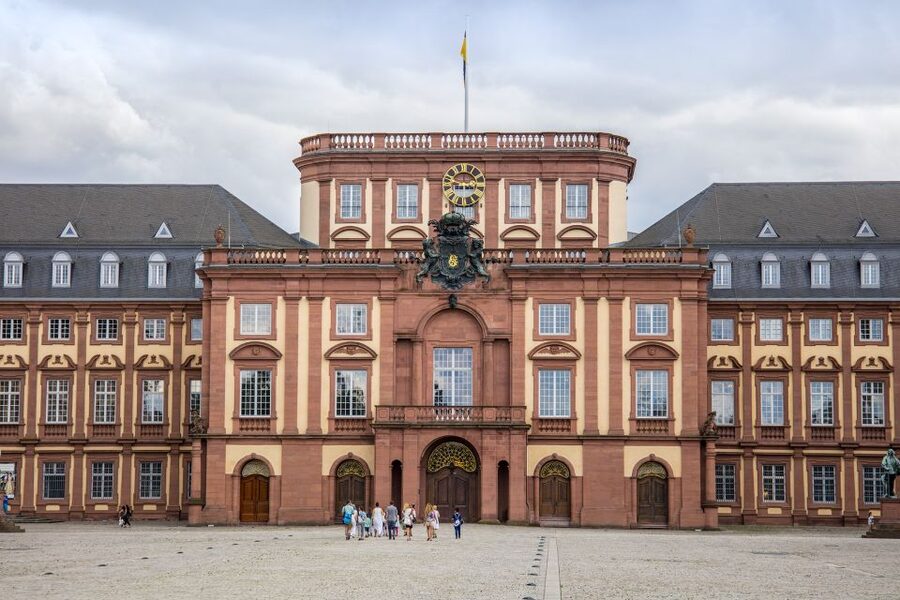 Mannheim, guided costume tour: Tour with Night Watchman - Where you meet the night watchman in the baroque palace inner courtyard