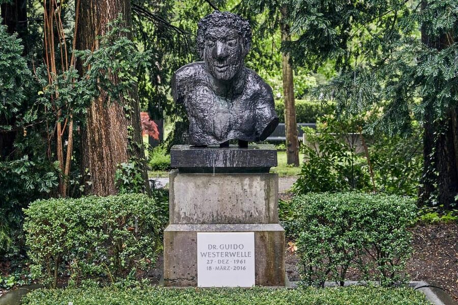 Melaten Friedhof: Guided tour with all senses - The first stretch: gentle walking, then quick context