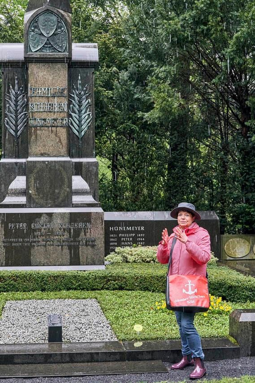 Melaten Friedhof: Guided tour with all senses - Millionenallee, celebrity graves, and the feeling of a central spine