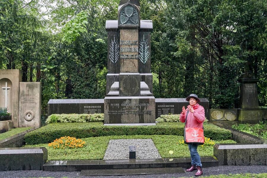 Melaten Friedhof: Guided tour with all senses - Finding your start point on Aachener Straße