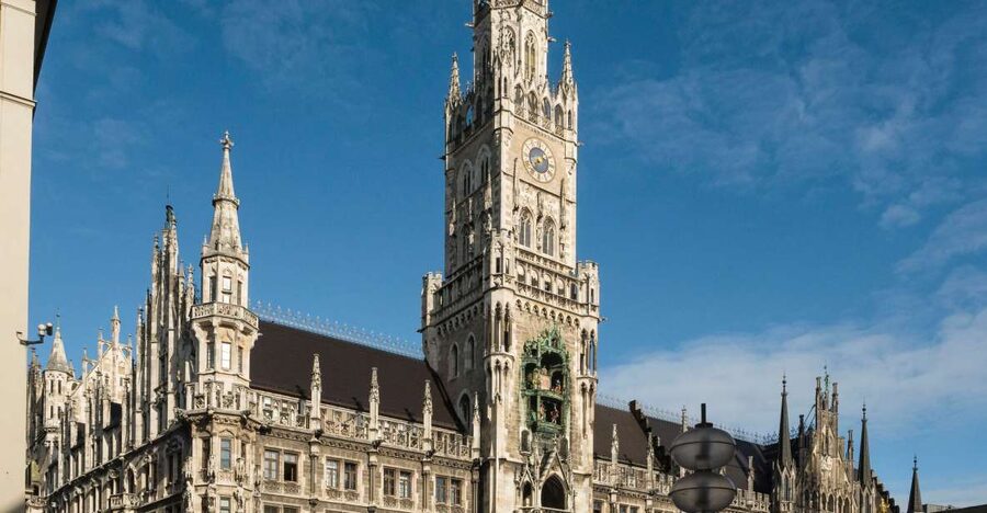 Munich: Guided Tour of the historic Town Hall on Marienplatz - Entering the tour: meeting point and how to start smoothly