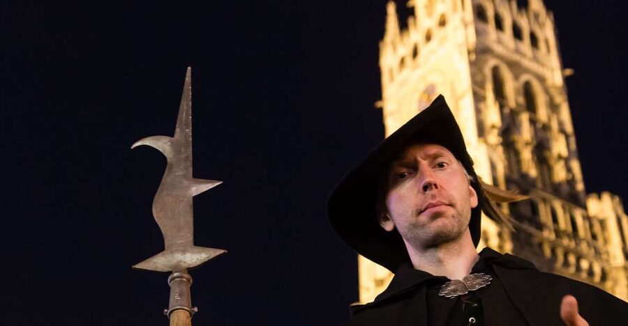 Munich: Night Watchman Walking Tour - Churchyard gravestones and the Altes Rathaus on Salzstraße