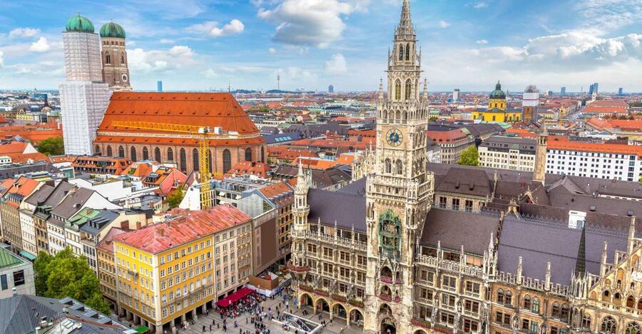 Munich: Old Town & Viktualienmarkt City Walk in German - Marienplatz to Odeonsplatz: the walk that gives you bearings fast
