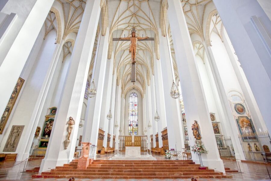 Munich: Old Town & Viktualienmarkt City Walk in German - Frauenkirche and Theatine Church: two churches, two moods