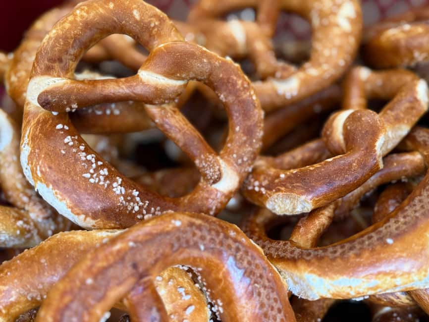 Munich: Viktualienmarkt & Altstadt Food Tour - Isartor to Altstadt landmarks, in a route that helps you read the city
