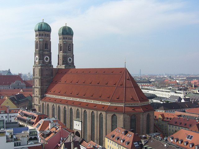 Munich: Walking Tour Old Town and Viktualienmarkt - Viktualienmarkt: learn the market rhythm before you snack