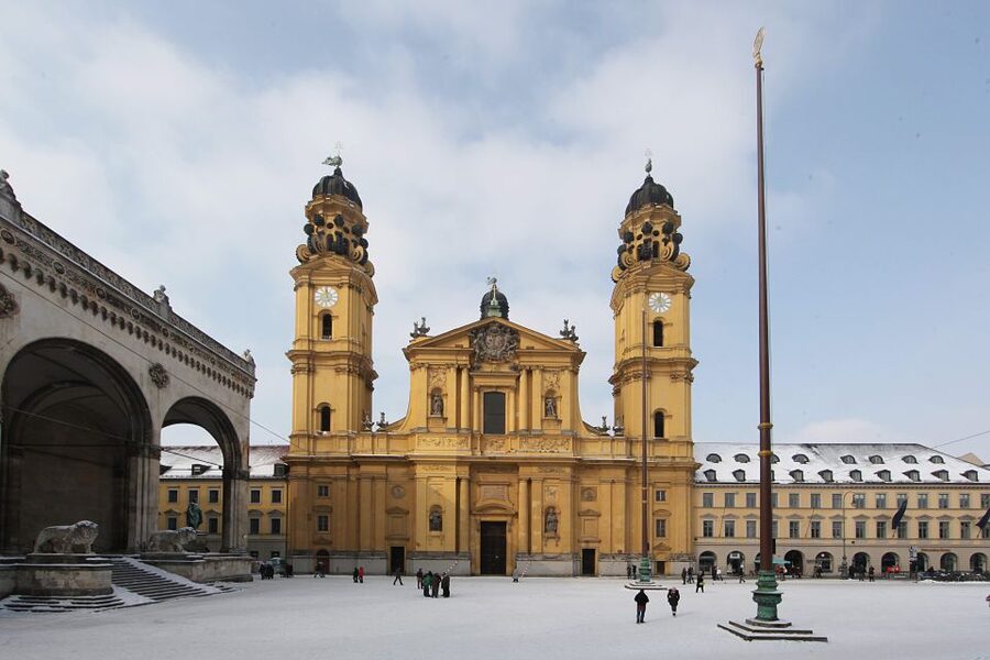 Munich: Walking Tour Old Town and Viktualienmarkt - Maximilianstraße and Munich’s luxury side