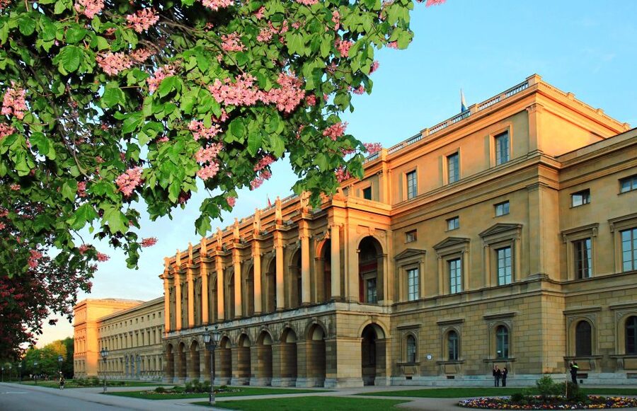 Munich: Walking Tour Old Town and Viktualienmarkt - Munich Residenz area: royalty-by-proximity, even from outside