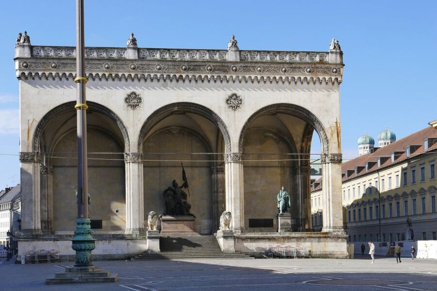 Munich: Walking Tour Old Town and Viktualienmarkt - St. Peter’s Church: a calm stop that changes the whole tone