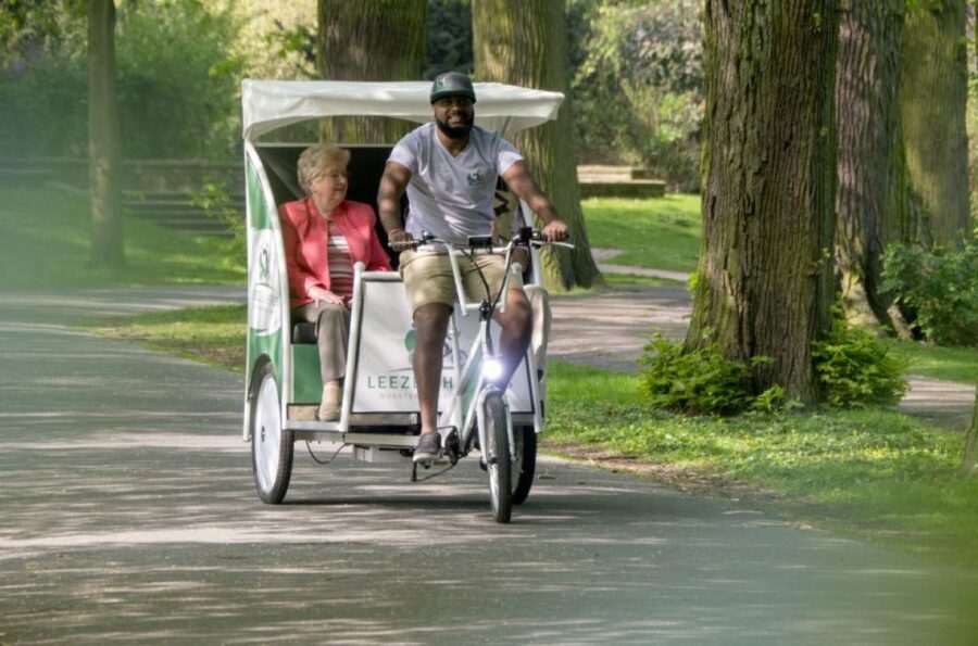 Münster-Highlights-Tour with Rickshaw-Guide - Aasee sculpture shore: a scenic pause that actually changes the mood