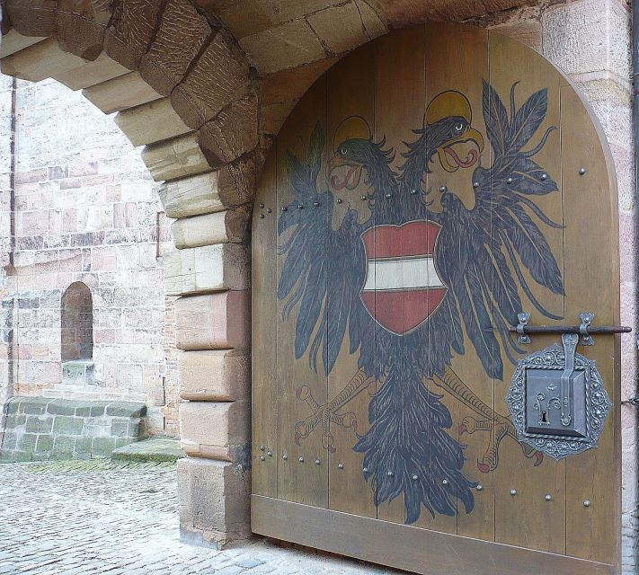 Nuremberg 2-Hour Old Town Highlights Walking Tour in English - Hauptmarkt: Beautiful Fountain, Old Town Hall, and Market Season Magic