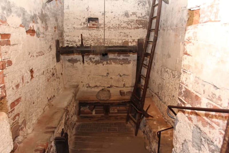 Nuremberg: Medieval Dungeons Guided Tour - Twelve small cells: seeing confinement as a real, cramped reality