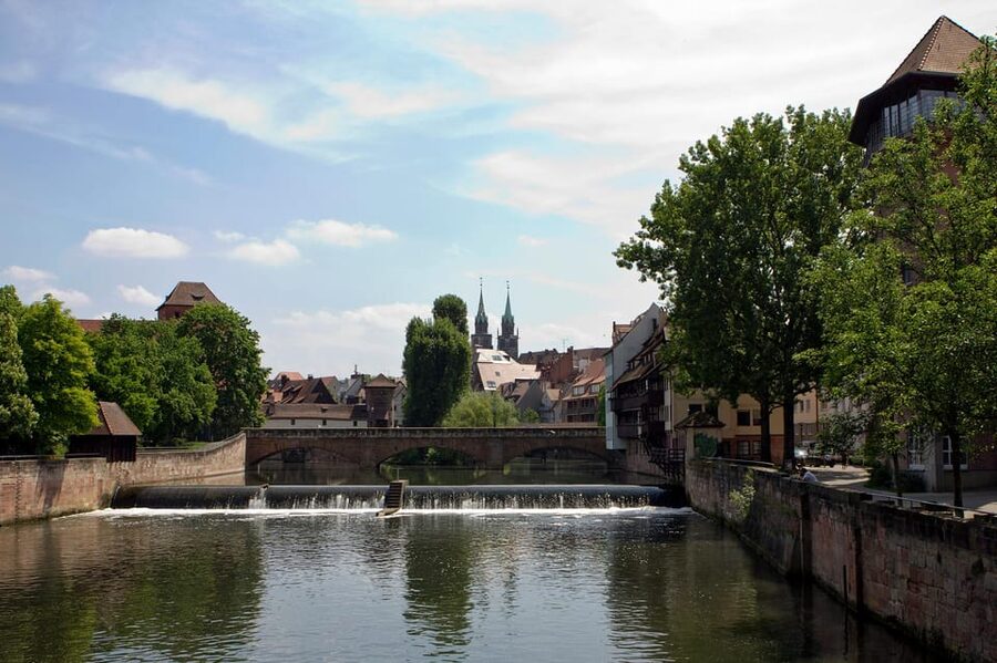Nuremberg: The Old Town in Evening Light - IN GERMAN - From Maxbrücke to Weissgerbergasse, Where the City Shape Guides the Story