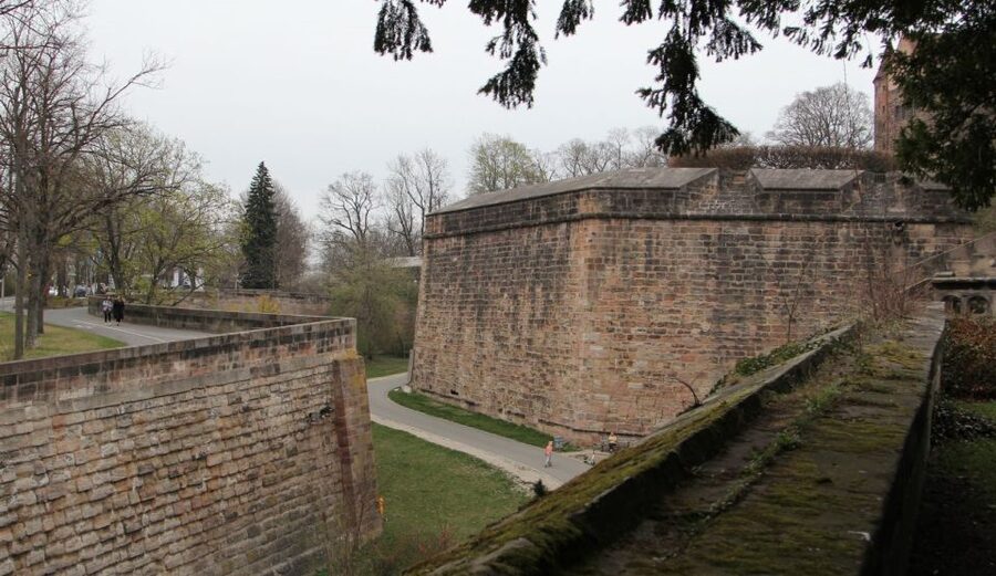 Nuremberg: Tunnels and Secret Passages in the City Wall Tour - Walking the City Wall Tunnels: Narrow Passages, Vaulted Rooms, Real Geometry