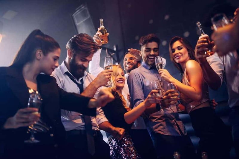 Nürnberg: Private JGA mit 4 Stopps + Clubeintritt + Shots - The four one-hour party stops, with shots at each location