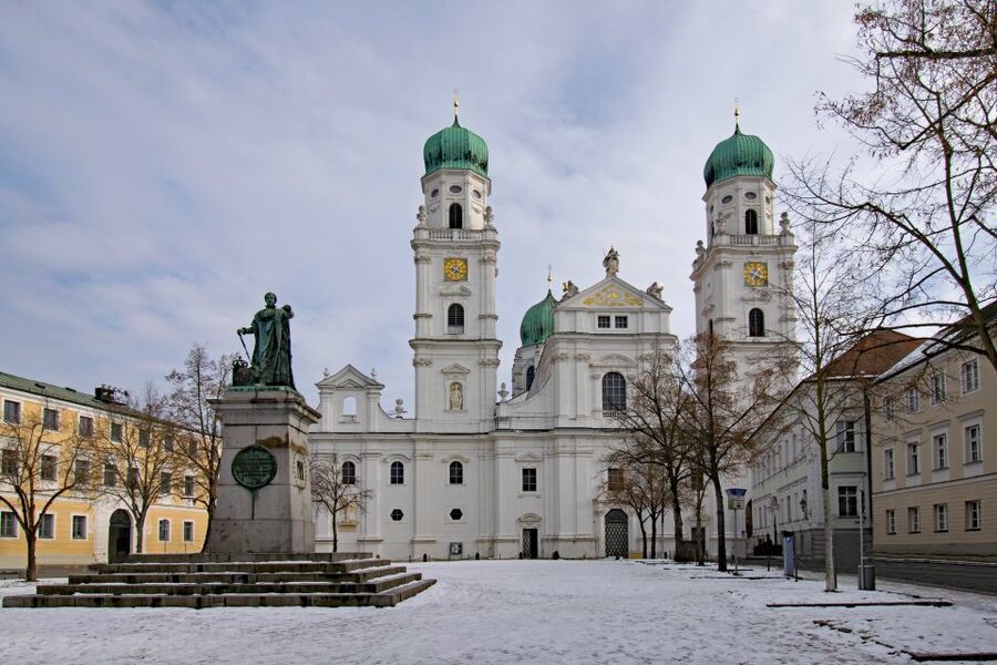 Passau: 1-Hour Guided City Walking Tour - Arriving at Domplatz: start with the right landmark