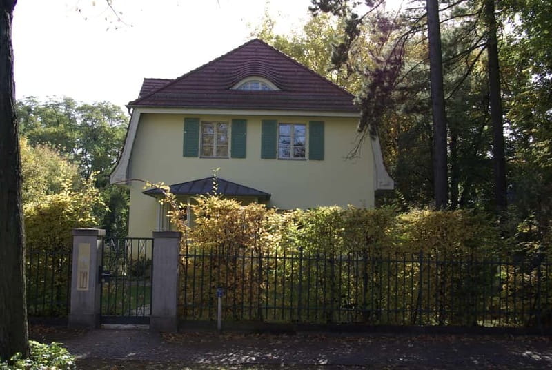 Potsdam-Babelsberg: 5-Hour-Tour "Film-History" by VW-Bus - Metropolitan Backlot and Babylon Berlin: The Walk-Of-Fame Feeling