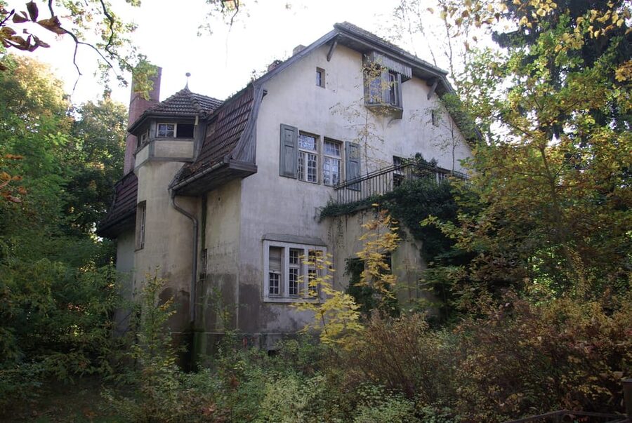 Potsdam-Babelsberg: 5-Hour-Tour "Film-History" by VW-Bus - Neu-Babelsberg Villas: Star Front Yards in Potsdam