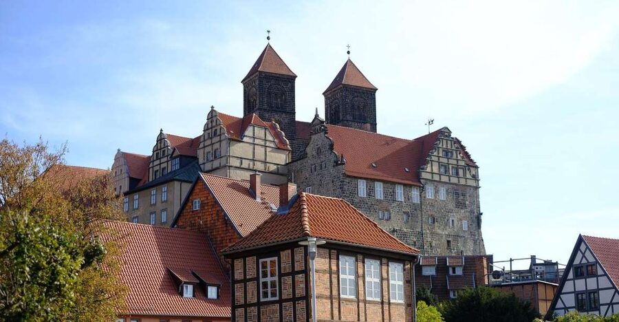 Premiumstadtführung (historische Altstadt und Schlossberg) - Schuhhof, Hölle, and Blasii Church: street-name history and architecture at walking speed