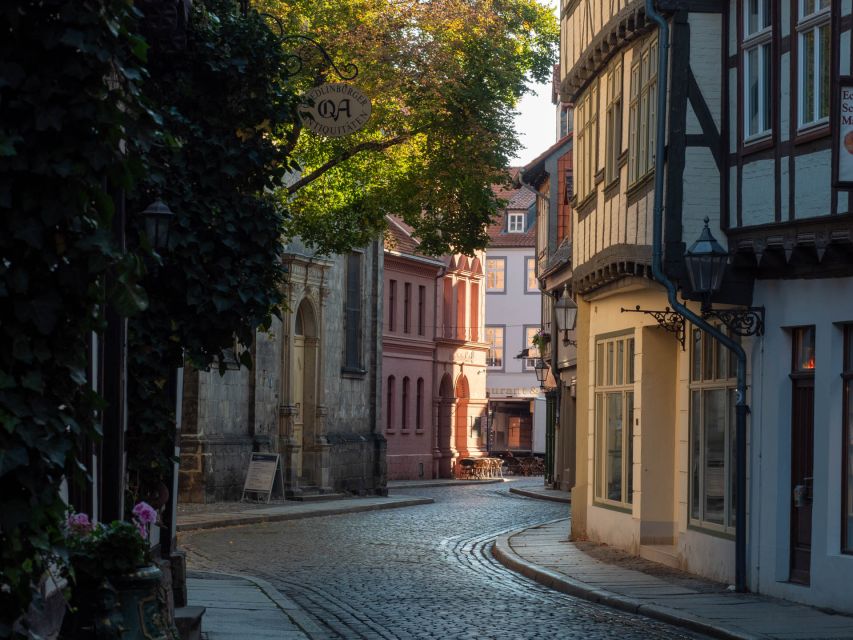 Quedlinburg: Guided City Highlights Walking Tour - Timber-framed houses: more than 2,000 to notice (and why it counts)
