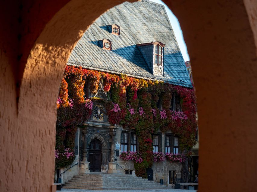 Quedlinburg: Guided City Highlights Walking Tour - Castle Hill at the end: the steep path payoff
